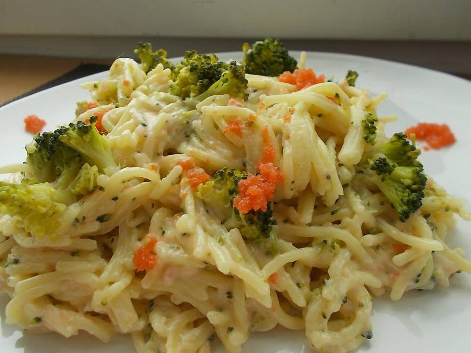 Špagety se sýrovou omáčkou, treskou a brokolicí