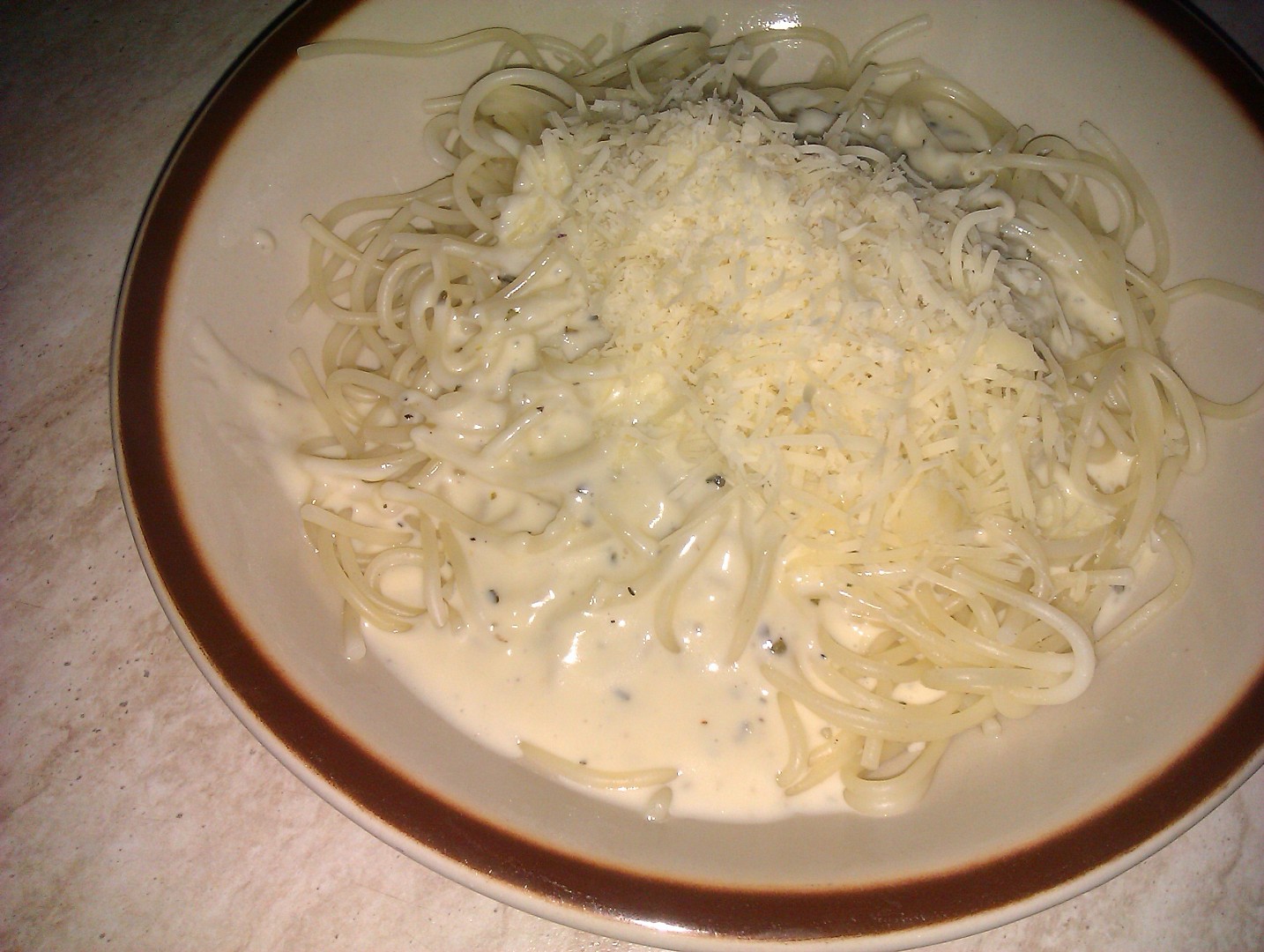 Špagety se sýrovou omáčkou