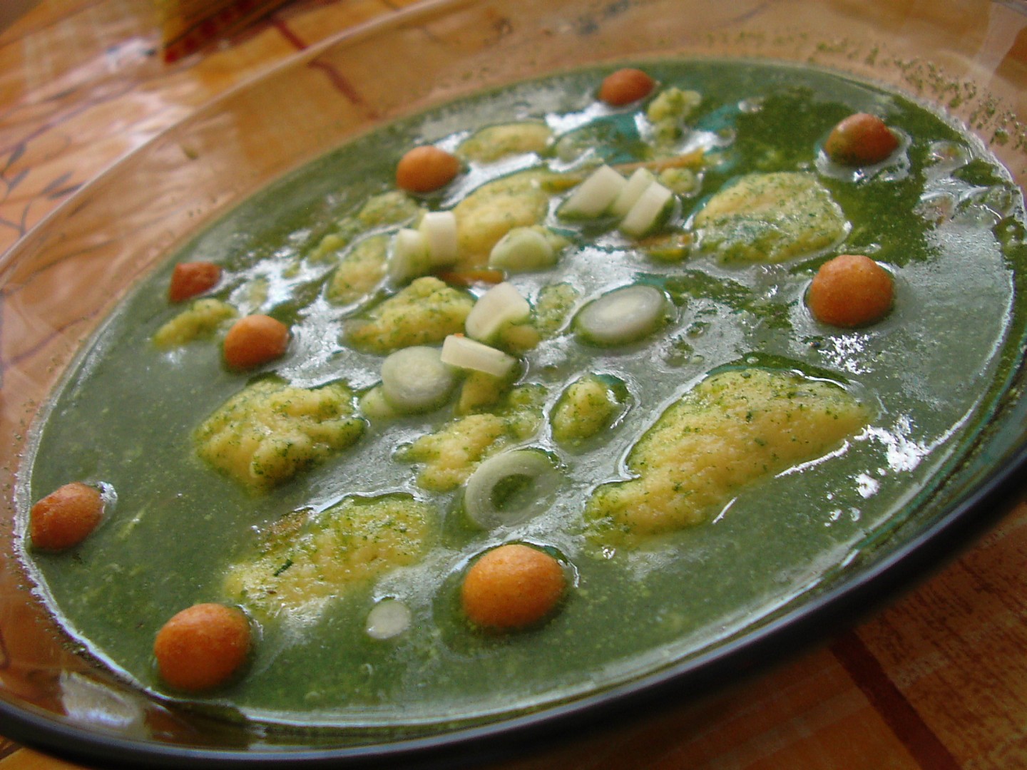 Špenátová polévka s mrkví a sýrovými noky