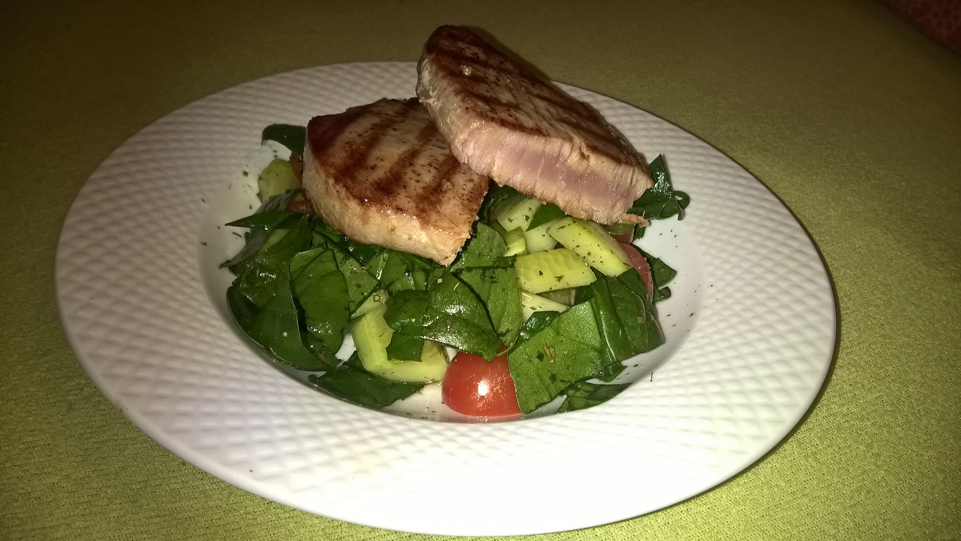 Steak z tuňáka se zeleninovým salátem