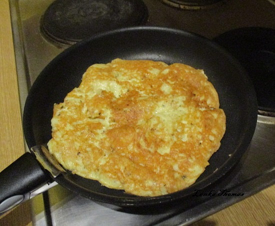 Sýrová omeleta s bazalkou