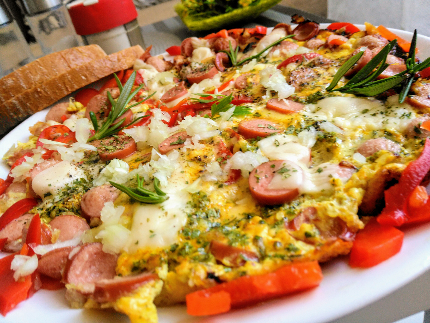 Sytá omeleta s uzeným sýrem, uzeninou a vejci