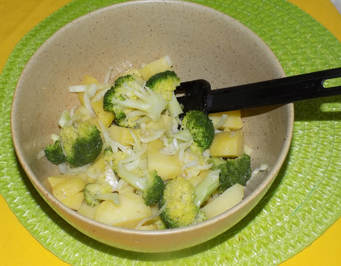 Teplý brokolicový salát