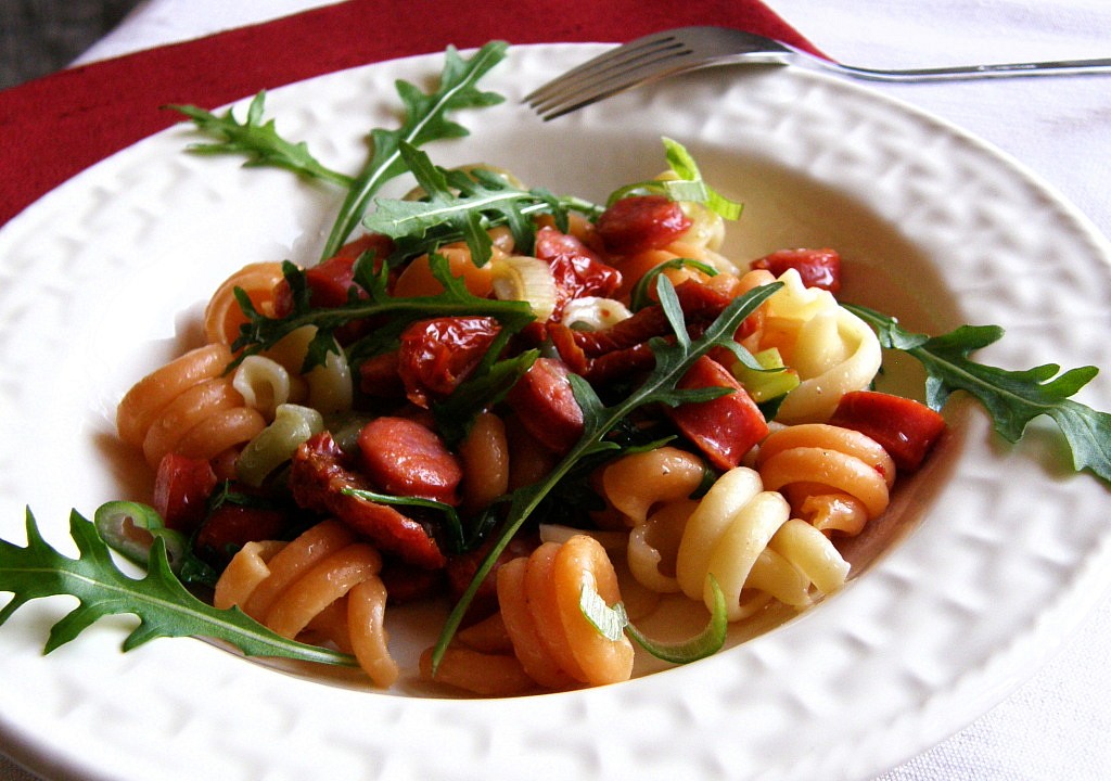 Těstoviny s klobásou, sušenými rajčaty a rukolou