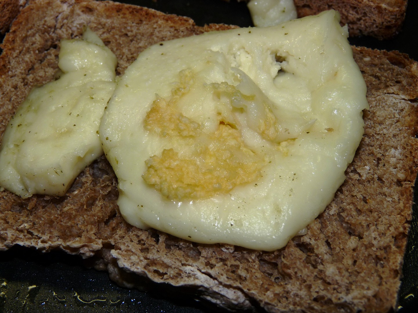 Topinky se sýrem a česnekem - CRISP