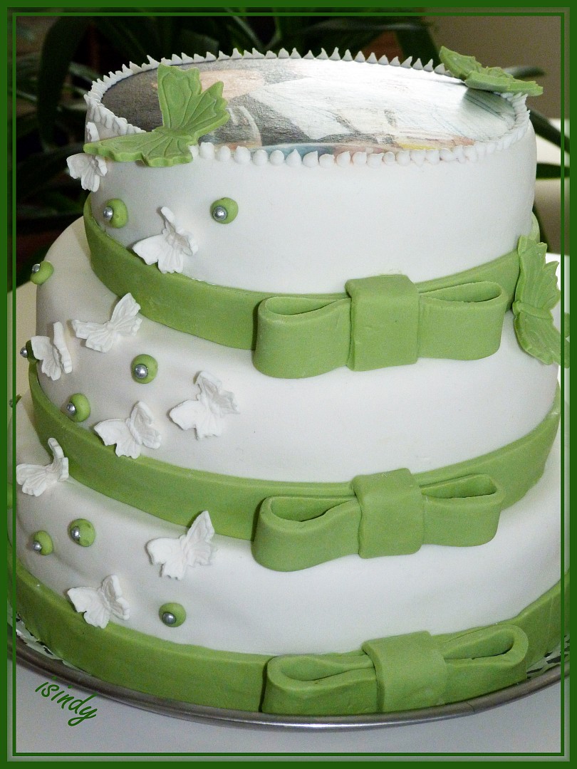 Třípatrový svatební dort s motýly