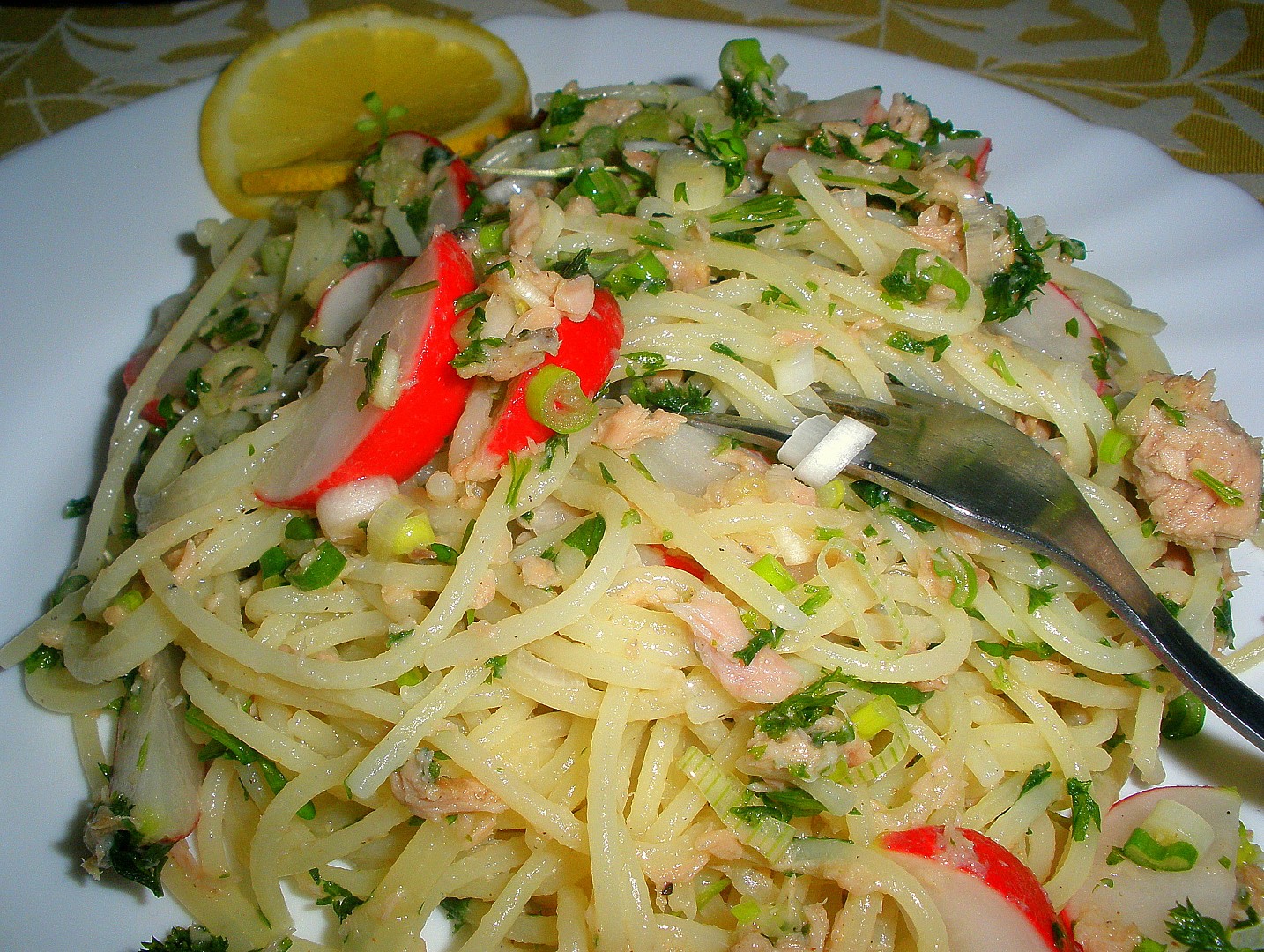 Tuňákové špagety s bylinkami