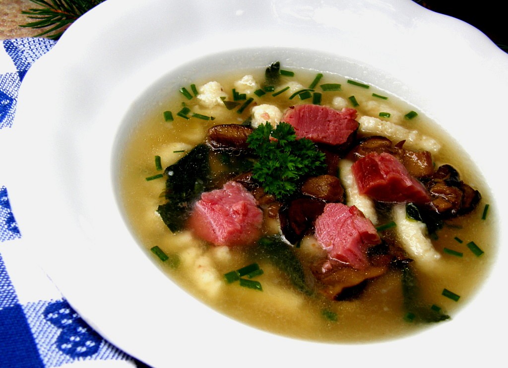 Uzená polévka s houbami a krupicovými nudlemi