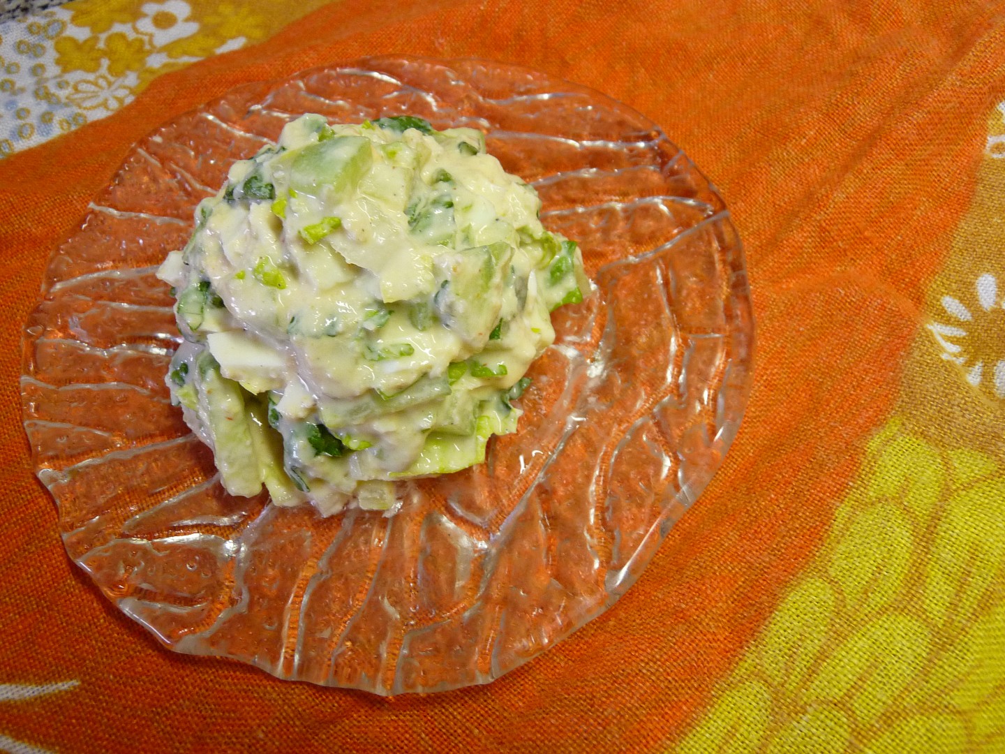 Vajíčkový salát s okurkou a římským salátem v jogurtovokřenové zálivce
