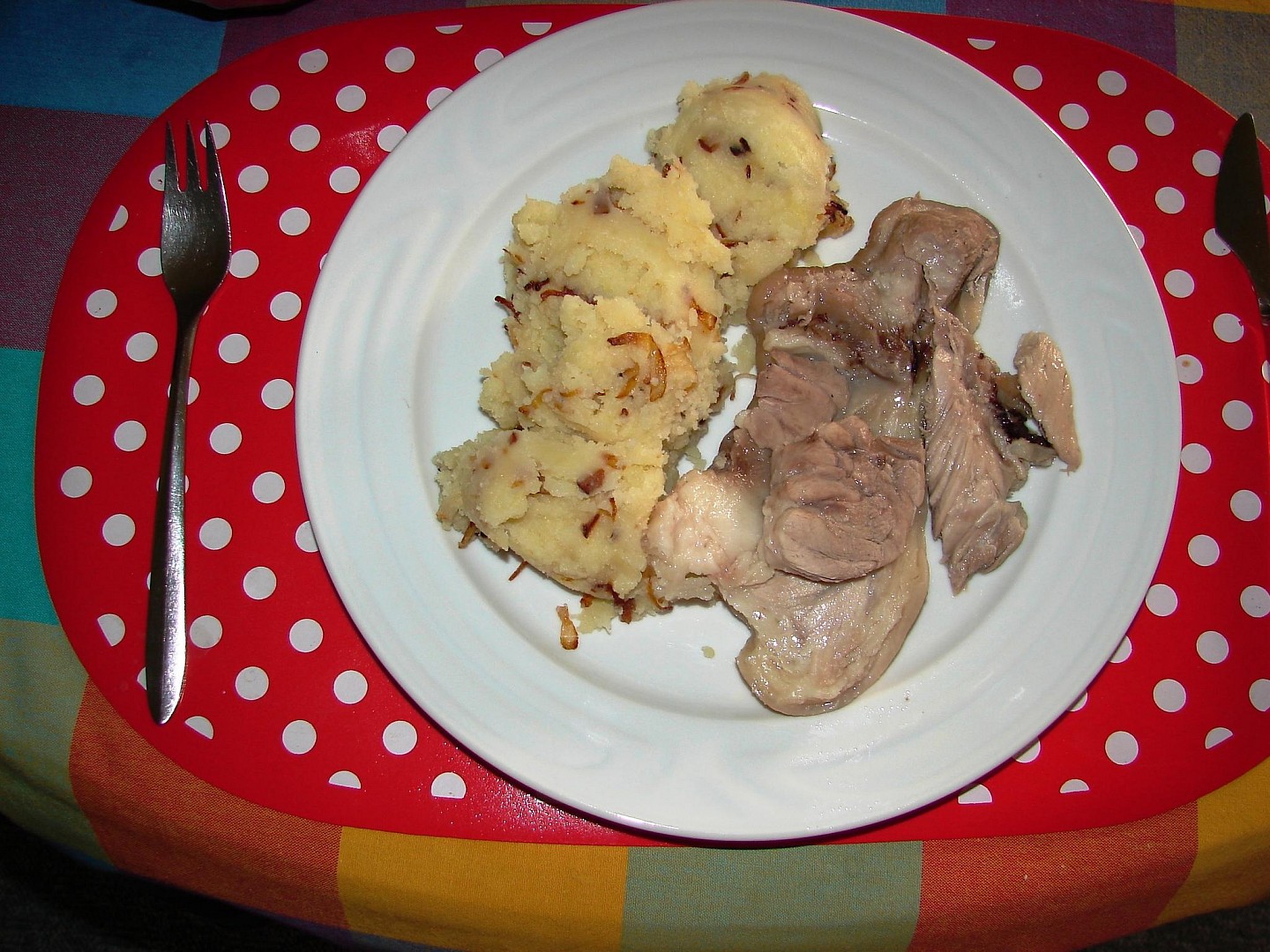 Vařené vepřové koleno a šťouchané brambory