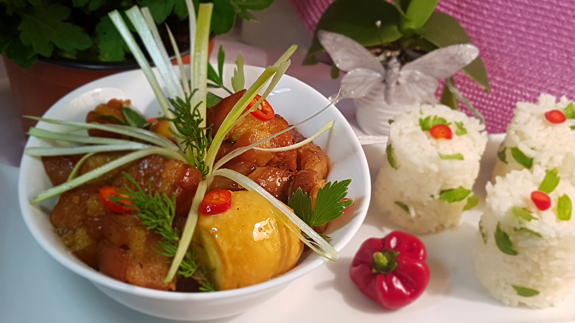 Vietnamský karamelizovaný bůček (Thịt kho tàu)