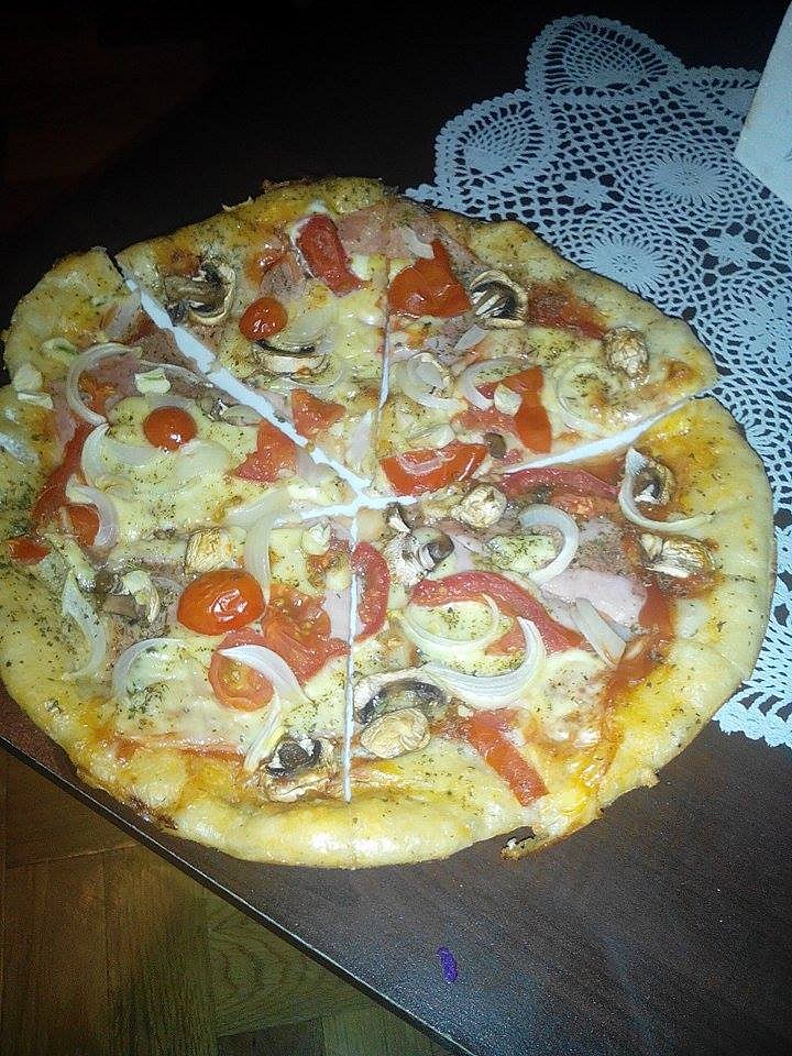Žampionová pizza se sýrem a šunkou