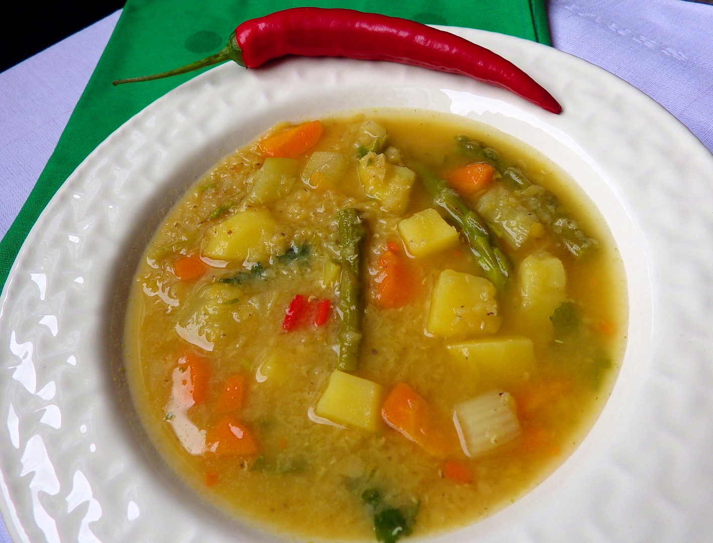 Zeleninová polévka s červenou čočkou a zázvorem