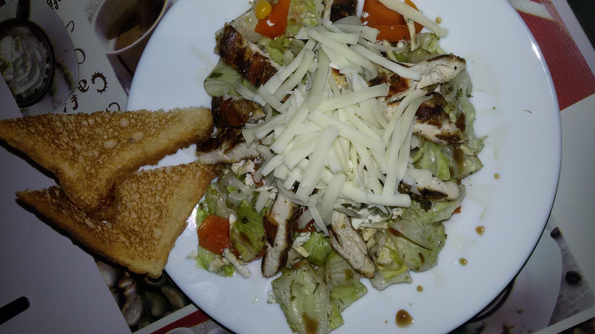 Zeleninový salát s kuřecim grilovaným masem