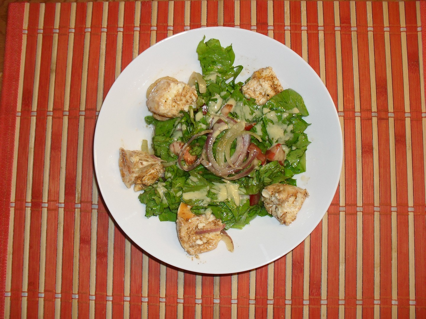 Zeleninový salát s nakládaným Hermelínem