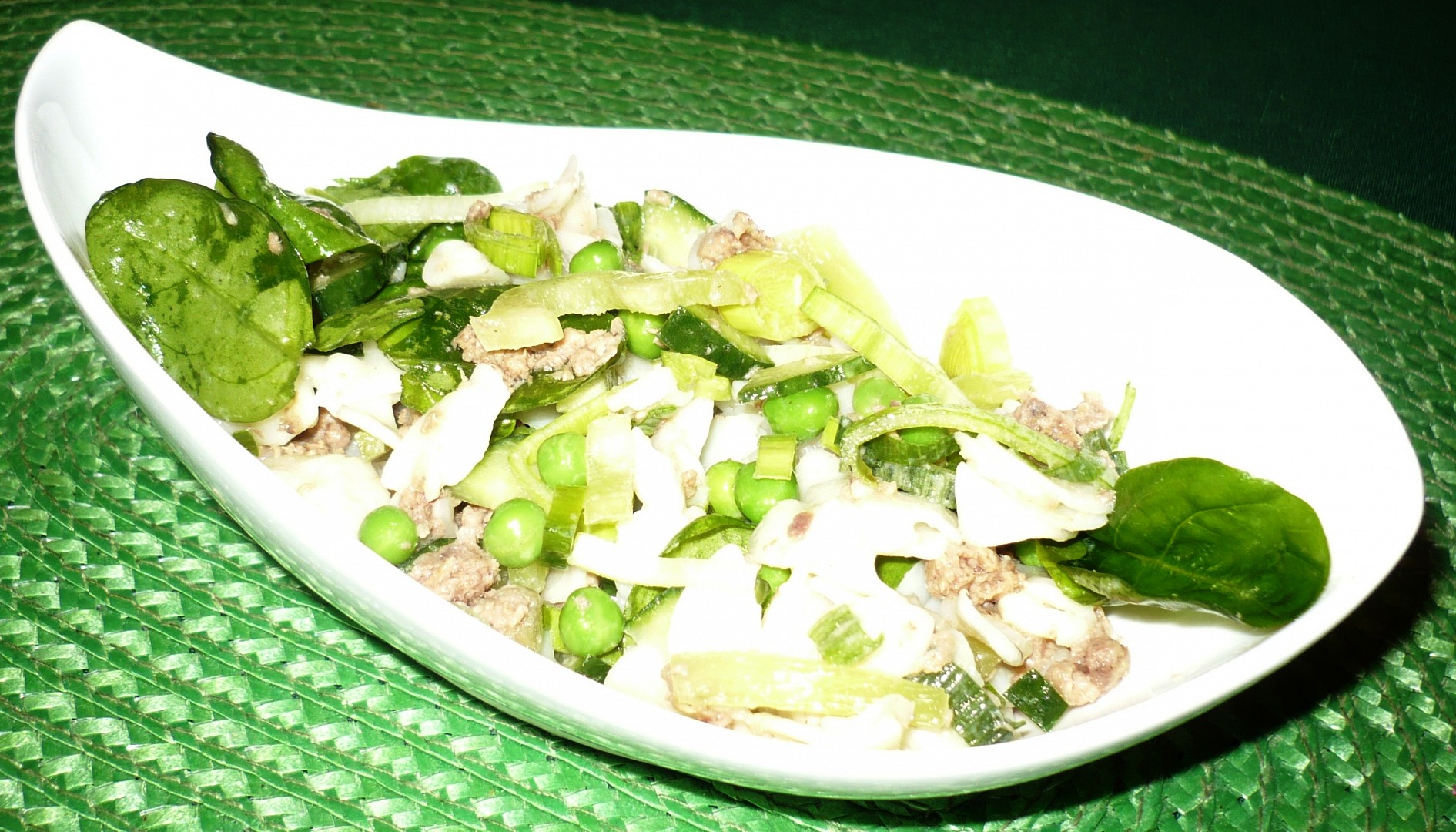 Zelený těstovinový salát s tuňákem